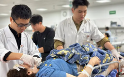 Ứng cứu các nạn nhân trong vụ lật xe tại Tam Đảo