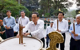Chủ tịch Quốc hội tưởng niệm anh hùng liệt sĩ Quảng Trị