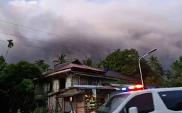 Philippines: Núi lửa Bulusan phun trào cột tro bụi cao 4.500m