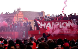 CĐV Liverpool ăn mừng chức vô địch Premier League lần thứ 20