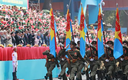 Đi giữa vòng tay nhân dân