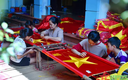 Ngôi làng chuyên may cờ Tổ quốc