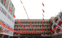 Nhiều trường học tại Hà Nội ngập sắc cờ đỏ sao vàng