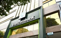 Vietcombank giảm 44% lãi từ dịch vụ trong Quý I/2025