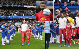 CĐV Chelsea la ó trong nghi thức chào mừng Liverpool