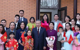 Tổng Bí thư gặp gỡ cộng đồng người Việt Nam tại Kazakhstan