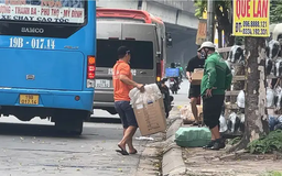 Nhiều xe khách ngang nhiên dừng, đỗ bất chấp biển cấm
