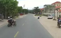 Học sinh điều khiển xe điện sang đường thiếu quan sát