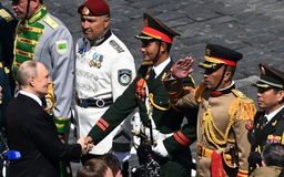 Tổng thống Putin bắt tay cảm ơn Đoàn Quân đội nhân dân Việt Nam
