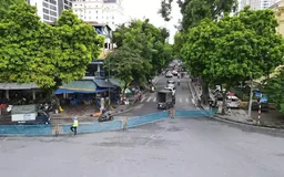 Rào chắn thi công ga ngầm S12 trên phố Trần Hưng Đạo