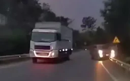 Ô tô lao vào vệ đường tránh tai nạn đấu đầu