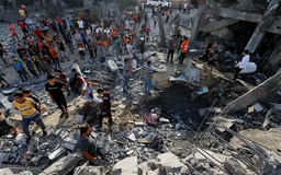 Israel ném bom xuống hai bệnh viện ở Gaza