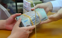 Tiền gửi vào ngân hàng giảm, nhu cầu vay vốn lại tăng | Vấn đề kinh tế | 13/05/2025