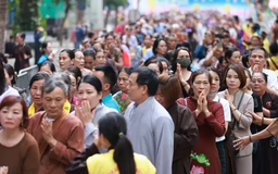 Hàng nghìn người dân chiêm bái xá lợi Phật ở chùa Quán Sứ