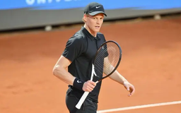 Jannik Sinner giành chiến thắng trước Casper Ruud