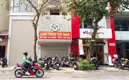 Nhà đầu tư quay lưng với mặt bằng nhà phố
