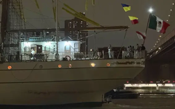 Tàu hải quân Mexico đâm vào cầu Brooklyn
