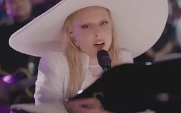 Lady Gaga thắng giải Emmy đầu tiên trong sự nghiệp
