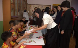 Phu nhân Thủ Tướng thăm Trung tâm bảo trợ trẻ em Malaysia