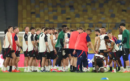 Manchester United tập làm quen sân Bukit Jalil