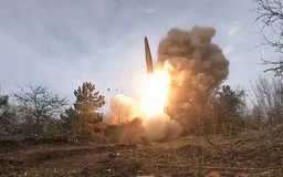 Phương Tây 'cởi trói' vũ khí viện trợ cho Ukraine