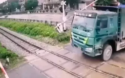 Xe tải đâm gãy rào chắn để băng qua đường sắt