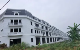 Nhà triệu đô bỏ hoang trên đại lộ Tây Thăng Long