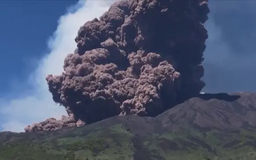 Núi lửa Etna phun trào, tạo ra cột tro bụi khổng lồ