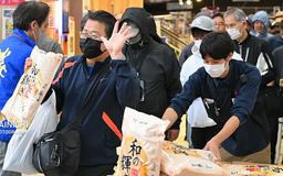 Người dân Tokyo xếp hàng mua gạo giữa 'cơn sốt' giá