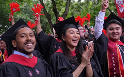 Tòa án chặn lệnh cấm cấp Visa cho du học sinh Harvard