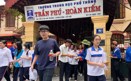 Những thí sinh đầu tiên hoàn thành môn thi cuối cùng