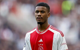 Arsenal hỏi mua hậu vệ của Ajax