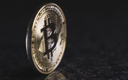 Bitcoin lần đầu tiên vượt mốc 121.000 USD