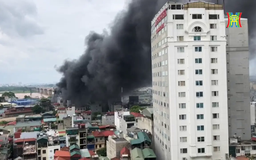 Cháy bãi gửi xe gần cầu Vĩnh Tuy