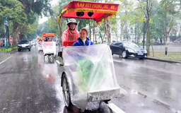 Xích lô ngày mưa