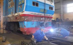 Một ngày của những công nhân sửa chữa đầu máy xe lửa