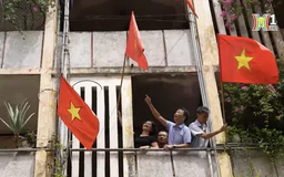 Treo cờ Tổ Quốc đón Tết Độc lập