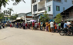 Người dân Myanmar xếp hàng chờ phát nước và thực phẩm