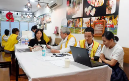 Phòng khám miễn phí trong quán cà phê