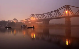 Cầu Long Biên trong sương sớm