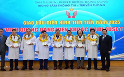 Vinh quang đảng viên khoác áo blouse trắng