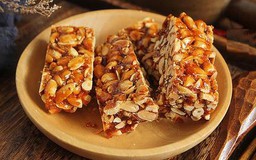 Trải nghiệm làm kẹo lạc ở làng cổ Đường Lâm
