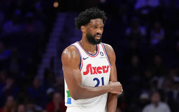 Trung phong Joel Embiid phẫu thuật khớp gối trái