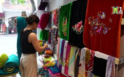 Lụa tơ tằm xuống phố
