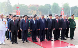 Đoàn đại biểu Quốc hội vào Lăng viếng Chủ tịch Hồ Chí Minh