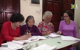Người cao tuổi ở Hà Nội học tiếng Anh