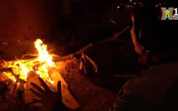 Người Hà Nội đốt lửa để sưởi ấm