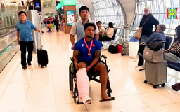 Xuân Son ngồi xe lăn cùng đội tuyển Việt Nam về nước