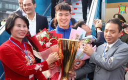 Đội tuyển Việt Nam được chào đón tại Nội Bài