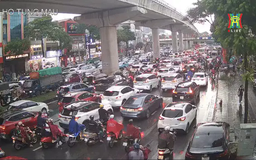 Đường phố Hà Nội ùn tắc kéo dài sau cơn mưa lớn